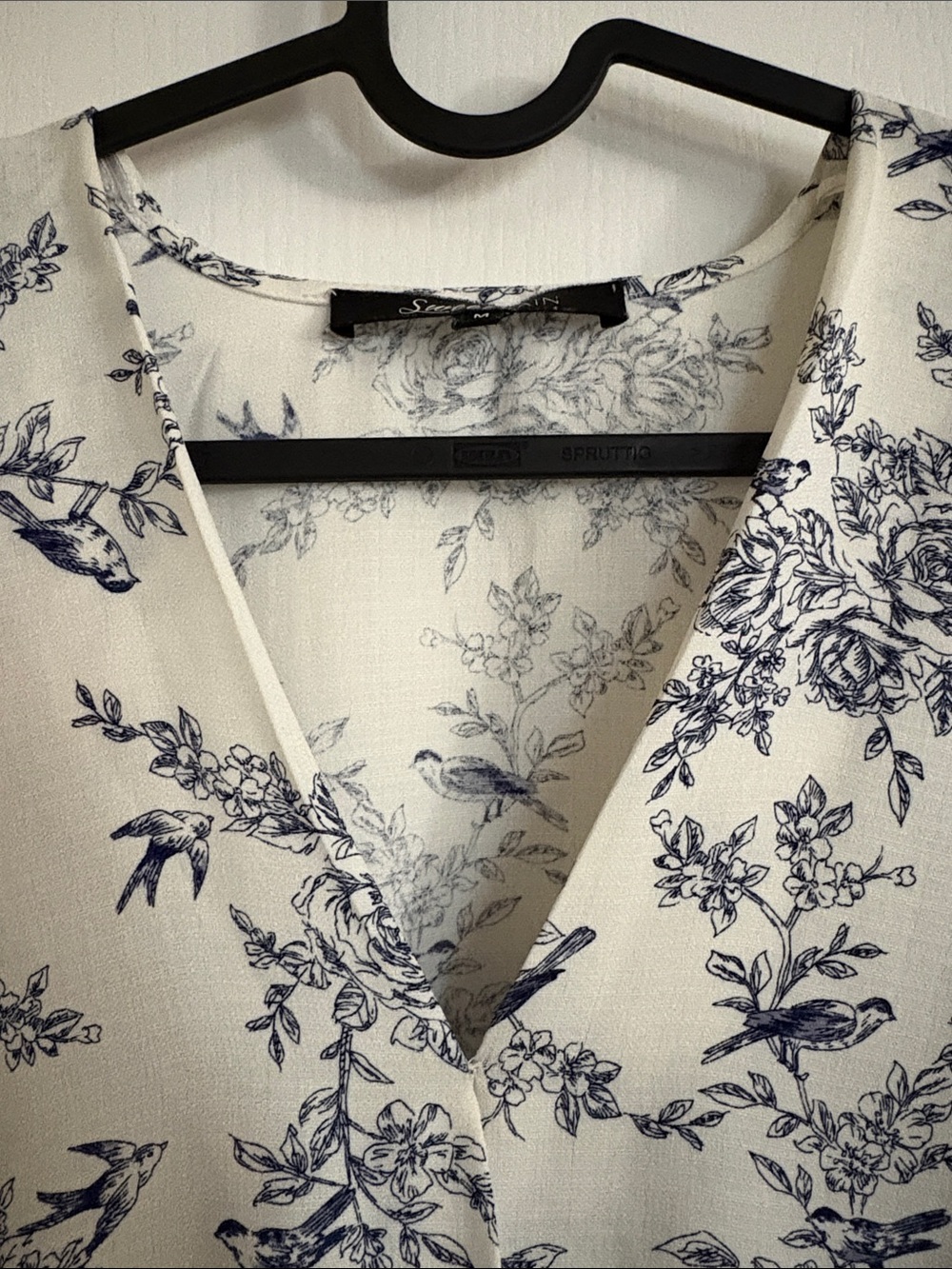 Sweet Rain White Navy Floral Twist-Front Blouse with Birds and Floral Scenery - Picture 3 of 8